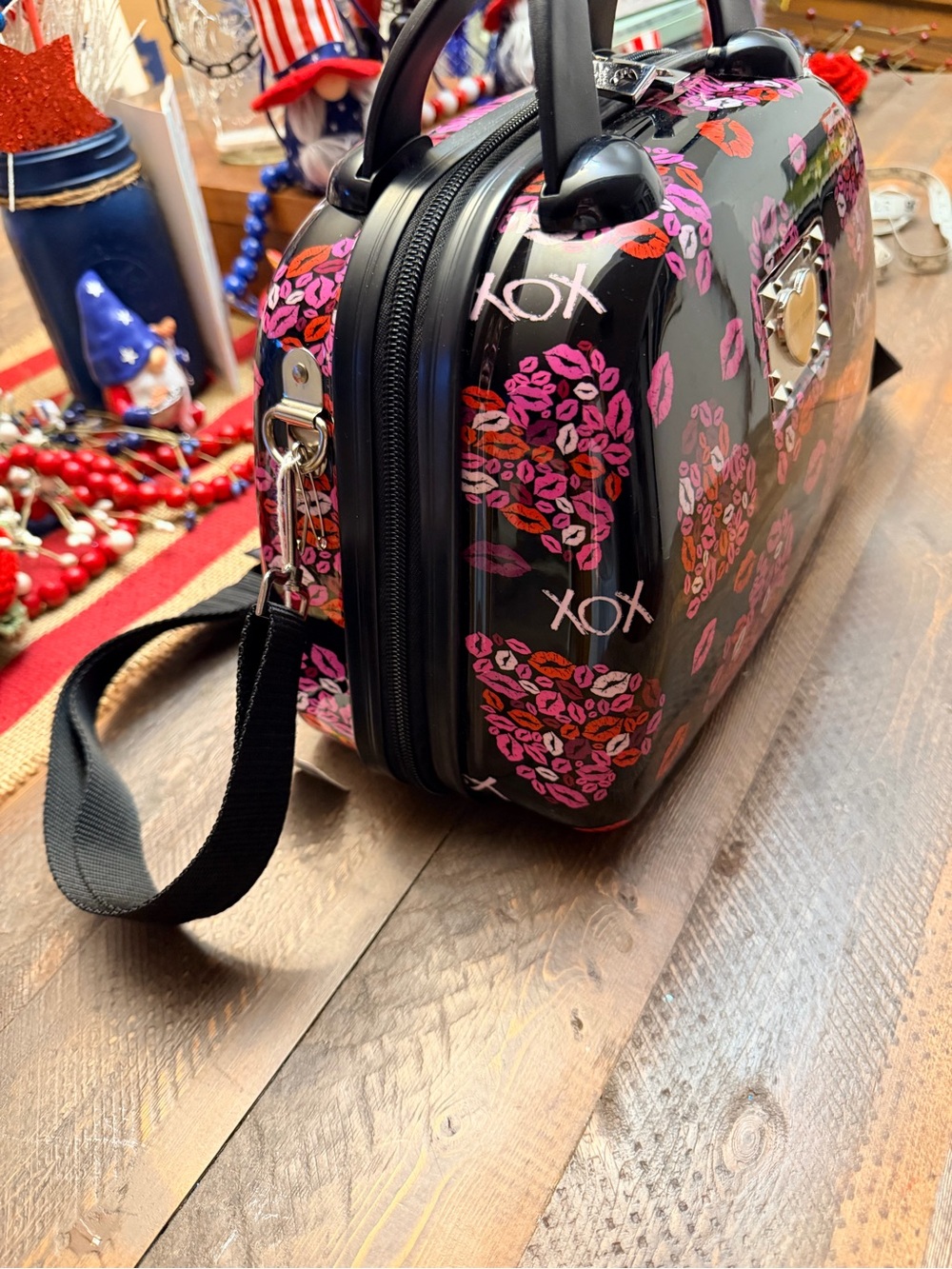 Rare Retired Betsey Johnson Hardside Cosmetic Train Case XOXO kisses 💋 EUC - Picture 5 of 13